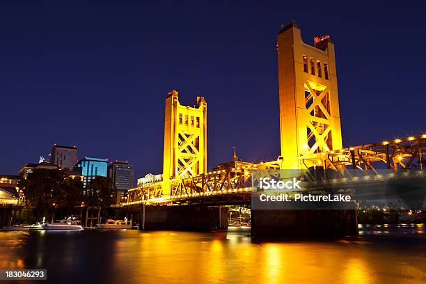 Río Sacramento Y Al Tower Bridge En Tarde Al Atardecer Foto de stock y más banco de imágenes de Sacramento - California del Norte