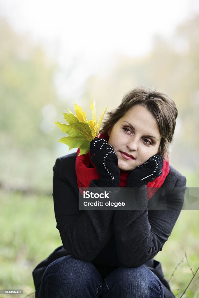 30-35 Anos as mulheres vezes na Floresta de outono - Foto de stock de 30-34 Anos royalty-free