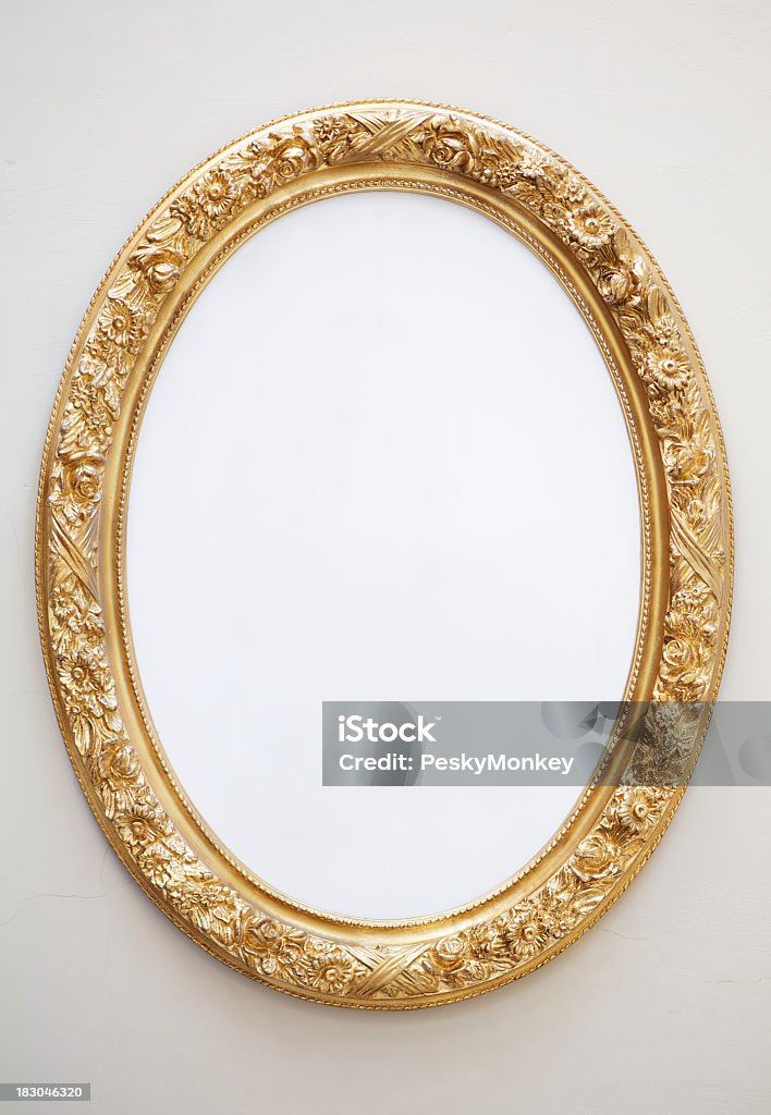 Leere alte Spiegel in Vergoldet Oval Frame auf neutrale Wall - Lizenzfrei Spiegel Stock-Foto