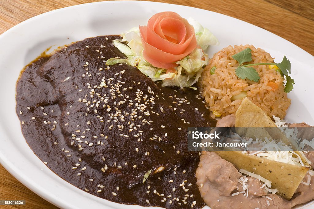 Enchiladas podawany z ryżu lub fasoli - Zbiór zdjęć royalty-free (Sos mole)
