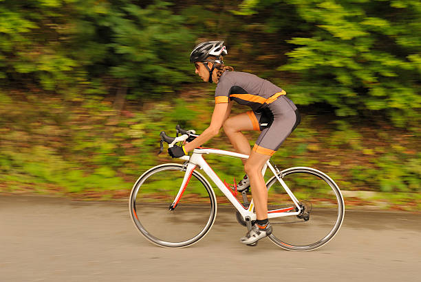 ciclista de estrada com fundo desfocado - racing bicycle cyclist sports race panning imagens e fotografias de stock