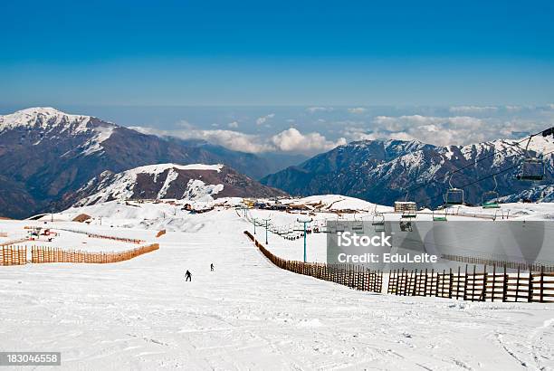 Sciistica Resort - Fotografie stock e altre immagini di Attività del Fine-Settimana - Attività del Fine-Settimana, Inverno, Sfondi