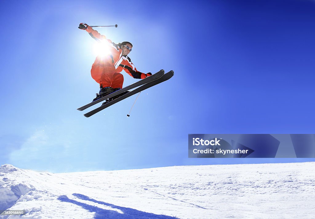Esquiador saltar contra o sol. - Foto de stock de Esqui - Esqui e snowboard royalty-free