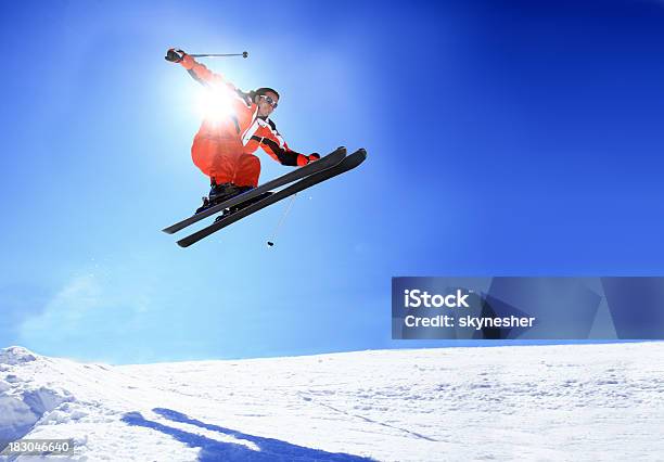 Лыжница Прыжки Против Солнца — стоковые фотографии и другие картинки Лыжный спорт - Лыжный спорт, Прыгать, Лыжи