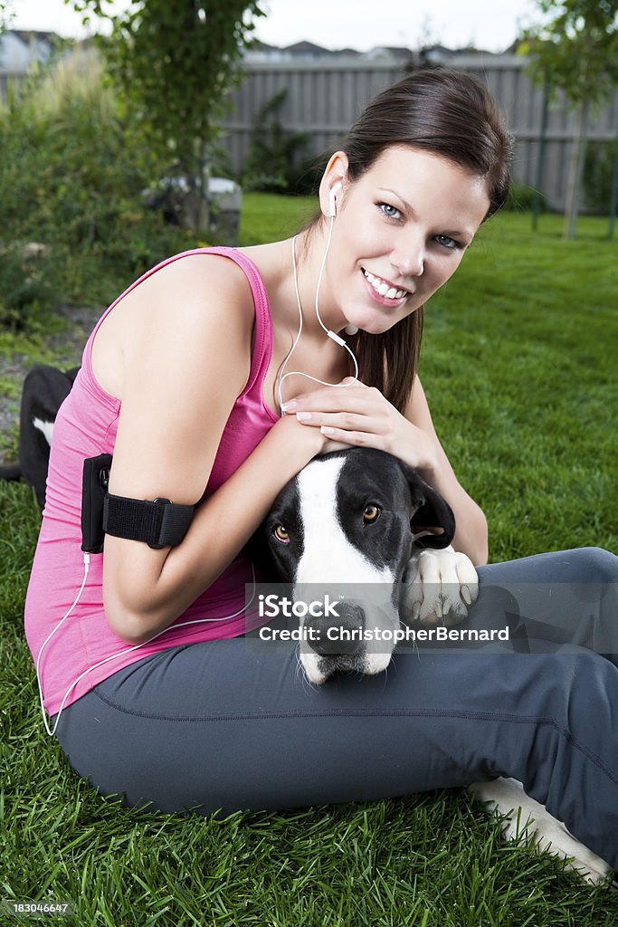 "corredor abraçando seu cachorro" - Foto de stock de 20-24 Anos royalty-free