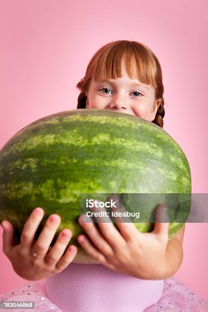 Rapariga Feliz Segurando Um Grande Melancia - Fotografias de stock e mais imagens de Carregar - Carregar, Pesado - Peso, Fruta