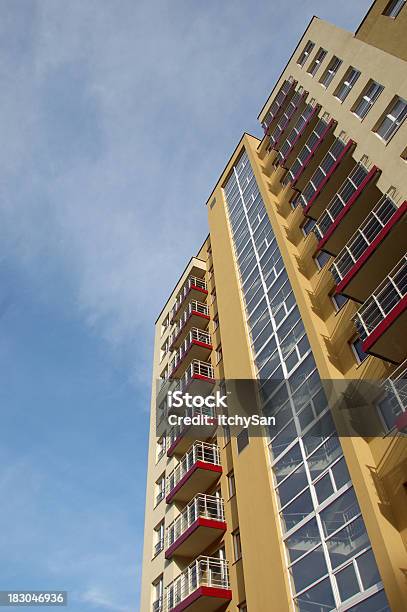 Apartamento Amplio Plattenbau Edificio Foto de stock y más banco de imágenes de Amarillo - Color - Amarillo - Color, Arquitectura, Arquitectura exterior