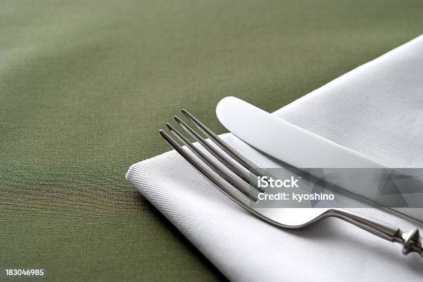 ナイフとフォークとの緑のテーブルクロスの白ナプキン - アウトフォーカスのストックフォトや画像を多数ご用意 - アウトフォーカス, カトラリー, カラー画像