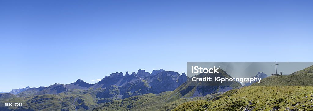 Hermosa vista panorámica de las montañas de Suiza con cruz Cristiana - Foto de stock de Cruz - Objeto religioso libre de derechos