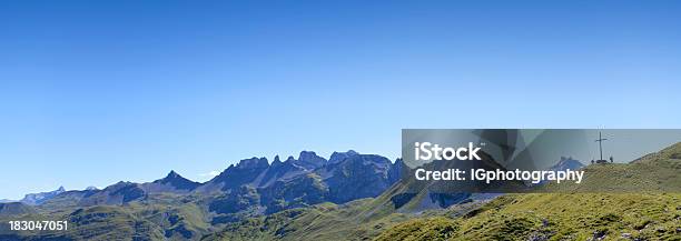 Hermosa Vista Panorámica De Las Montañas De Suiza Con Cruz Cristiana Foto de stock y más banco de imágenes de Cruz - Objeto religioso