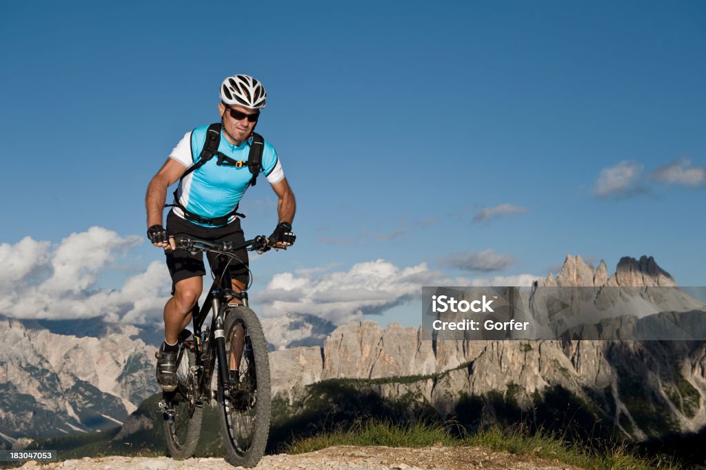 Ciclismo de montaña en acción - Foto de stock de Accesorio de cabeza libre de derechos