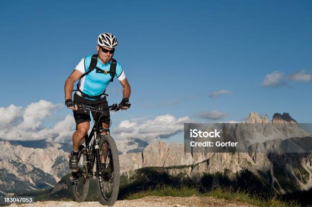 Ciclismo De Montaña En Acción Foto de stock y más banco de imágenes de Accesorio de cabeza - Accesorio de cabeza, Actividad, Aire libre