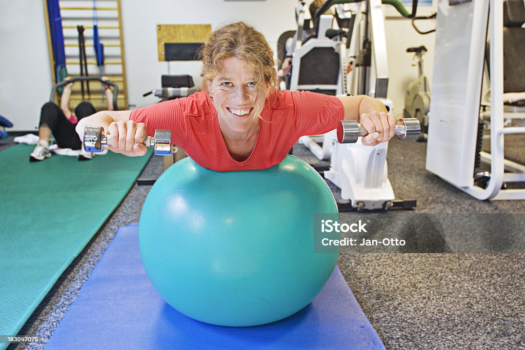 Lächelnd patient mit Hantel - Lizenzfrei Fitnesseinrichtung Stock-Foto