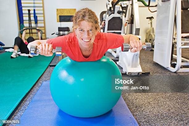 Lächelnd Patient Mit Hantel Stockfoto und mehr Bilder von Fitnesseinrichtung - Fitnesseinrichtung, Fitnesstraining, Heilbehandlung