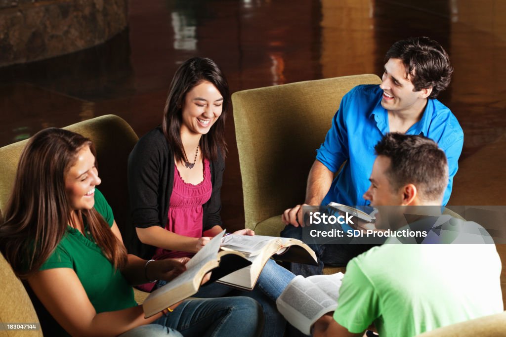 Gruppe von Freunden Spaß zusammen, während der Diskussion über Bibel Arbeitszimmer - Lizenzfrei Akademisches Lernen Stock-Foto