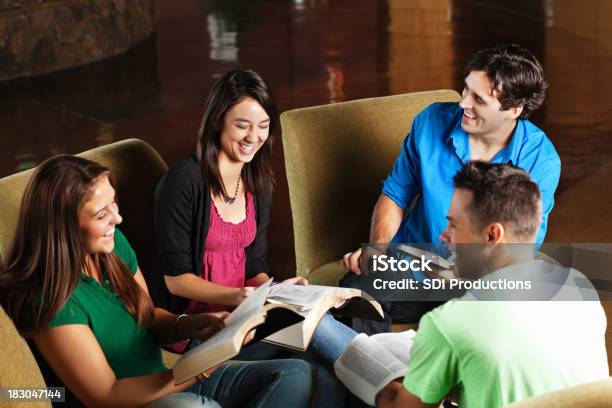 Gruppe Von Freunden Spaß Zusammen Während Der Diskussion Über Bibel Arbeitszimmer Stockfoto und mehr Bilder von Akademisches Lernen