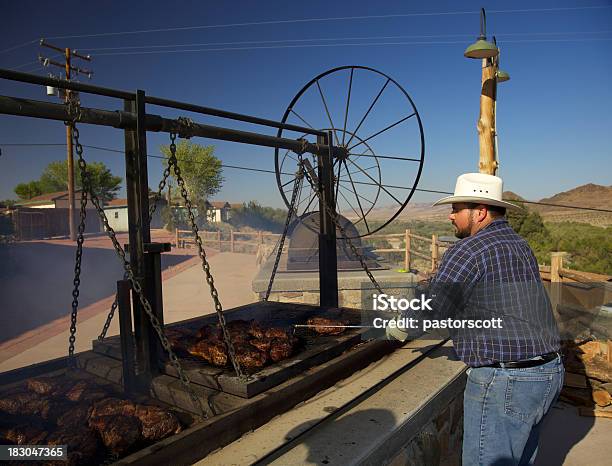 Barbecue Di Carne Di Cucina Occidentale - Fotografie stock e altre immagini di Cowboy - Cowboy, Griglia per barbecue, Barbecue - Cibo