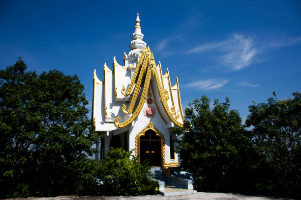 antigo mandapa salão com pilares ou antigo pavilhão mantapa para pessoas tailandesas viagem visitar respeito orando bênção mito mistério sagrado buddha no templo wat khao sanam chaeng em ban mi em lopburi, tailândia - pillared - fotografias e filmes do acervo