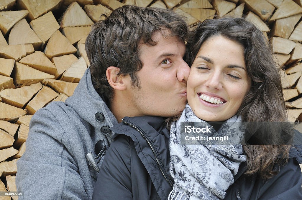 Jovem beija namorada - Foto de stock de 20 Anos royalty-free