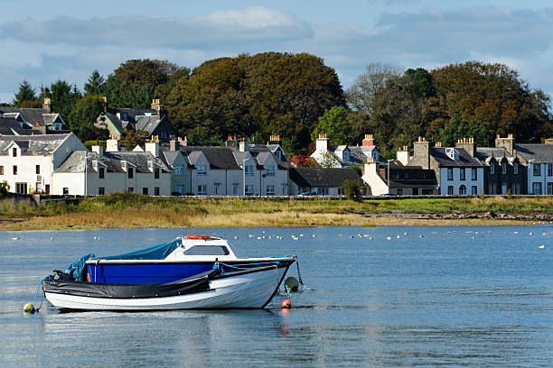 небольшие лодки пришвартованы в шотландский гавань - wigtownshire стоковые фото и изображения