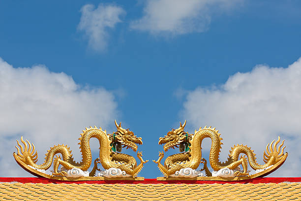 chainese gold dragon auf blauer himmel hintergrund - dragon china singapore temple stock-fotos und bilder