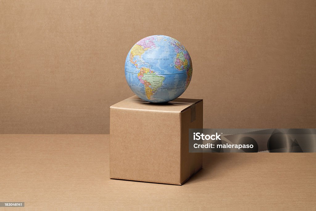 Boîte en carton avec globe - Photo de Globe terrestre libre de droits