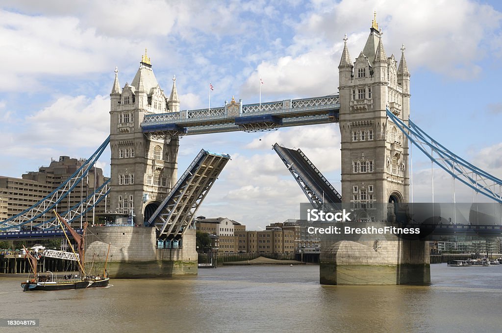 Tower Bridge, Londres - Foto de stock de Aberto royalty-free