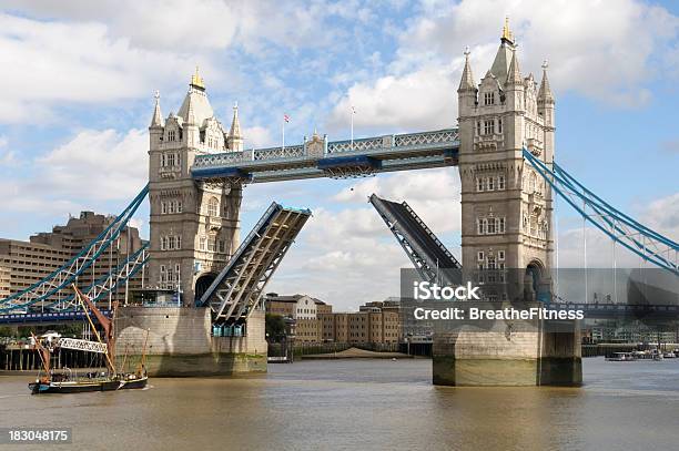 Foto de Tower Bridge Londres e mais fotos de stock de Aberto - Aberto, Abrindo, Alto - Descrição Geral