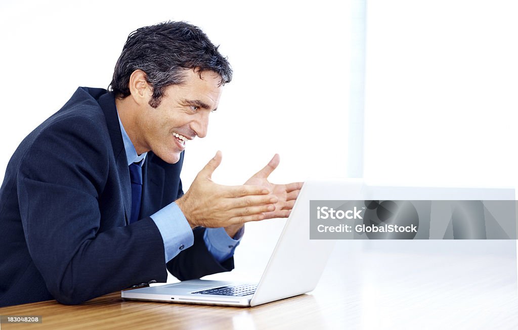 幸せなビジネスの男性のノートパソコンの画面でのボードルーム - オフィスのロイヤリティフリーストックフォト