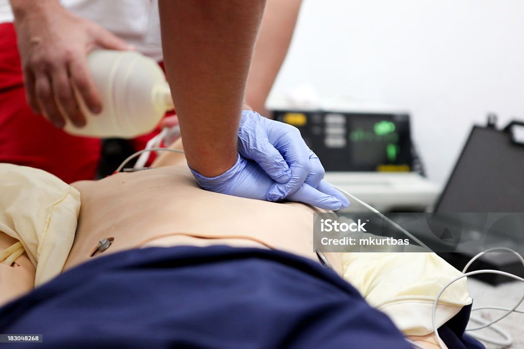 Coração de massagem - Foto de stock de CPR royalty-free