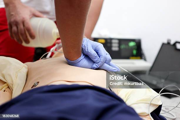 Foto de Coração De Massagem e mais fotos de stock de CPR - CPR, Saúde e Medicina, Manequim