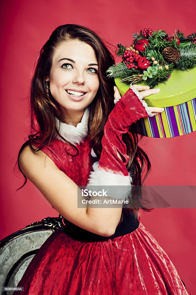 Junge schöne Frau mit Weihnachts-Geschenk - Lizenzfrei Eine Frau allein Stock-Foto