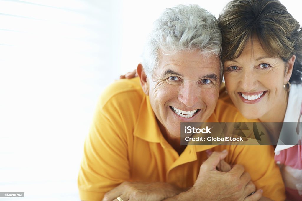 Detalhe de um casal maduro feliz contra fundo branco - Foto de stock de Casal Idoso royalty-free