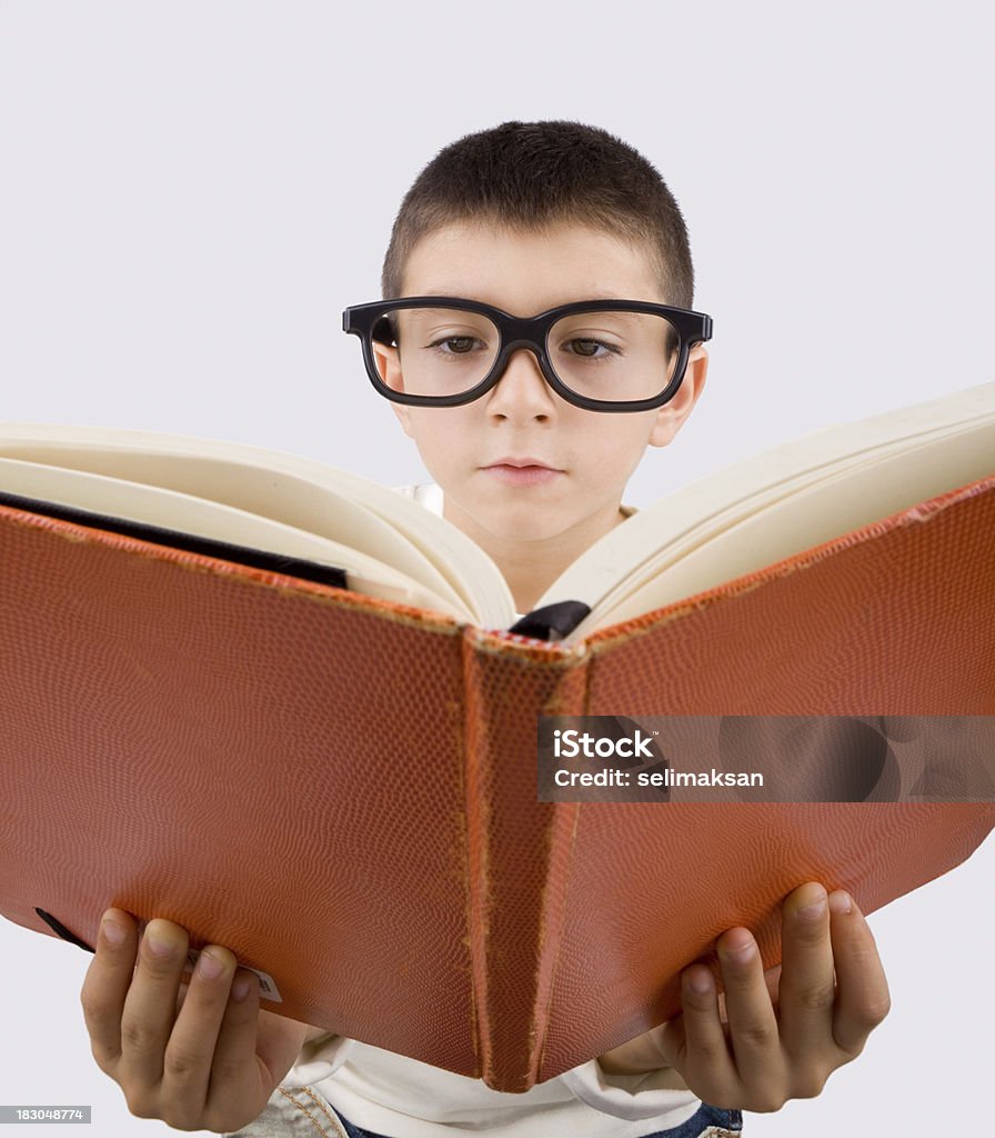 Cậu Bé Mọt Sách Với Cặp Kính Lớn Đọc Sách Hình ảnh Sẵn có - Tải ...