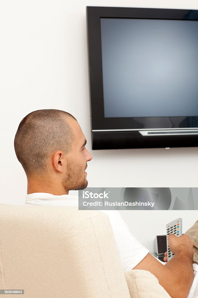 Jeune homme regardant la télévision. - Photo de Adulte libre de droits