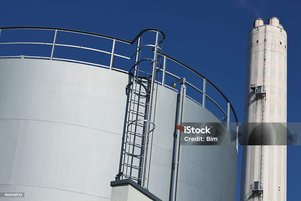 Réservoir de stockage de pétrole avec échelle et Cheminée d'usine en arrière-plan - Photo de Acier libre de droits