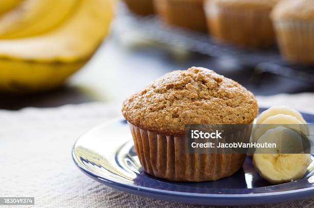 Banana Muffin Alla Crusca - Fotografie stock e altre immagini di Muffin alla banana - Muffin alla banana, Banana - Frutto tropicale, Muffin - Dolci