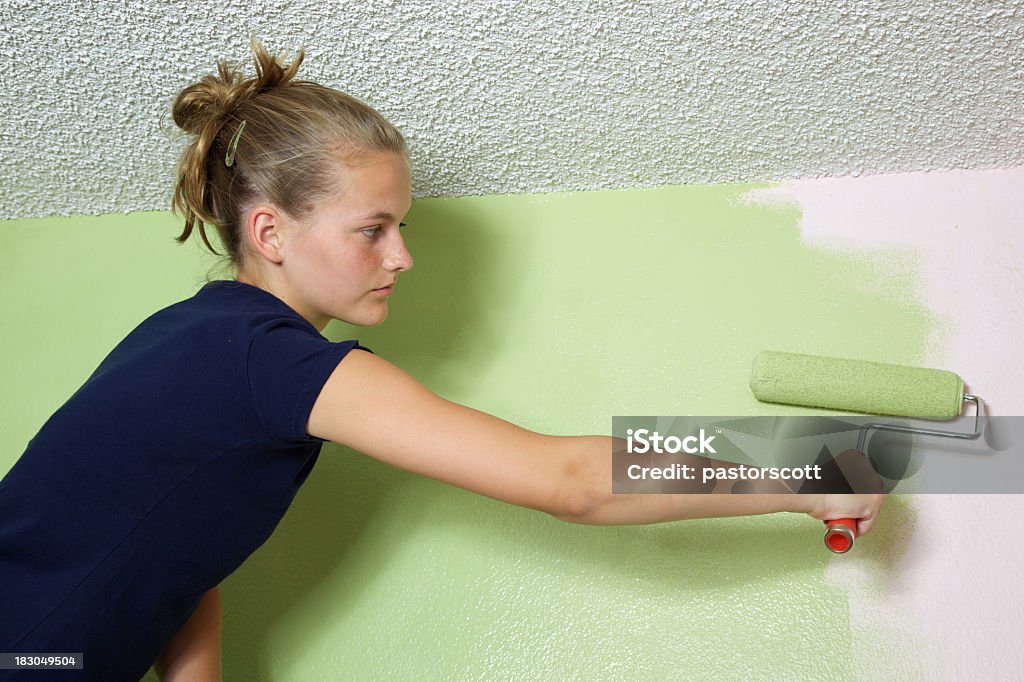 Pintando um quarto por garota adolescente - Foto de stock de 14-15 Anos royalty-free