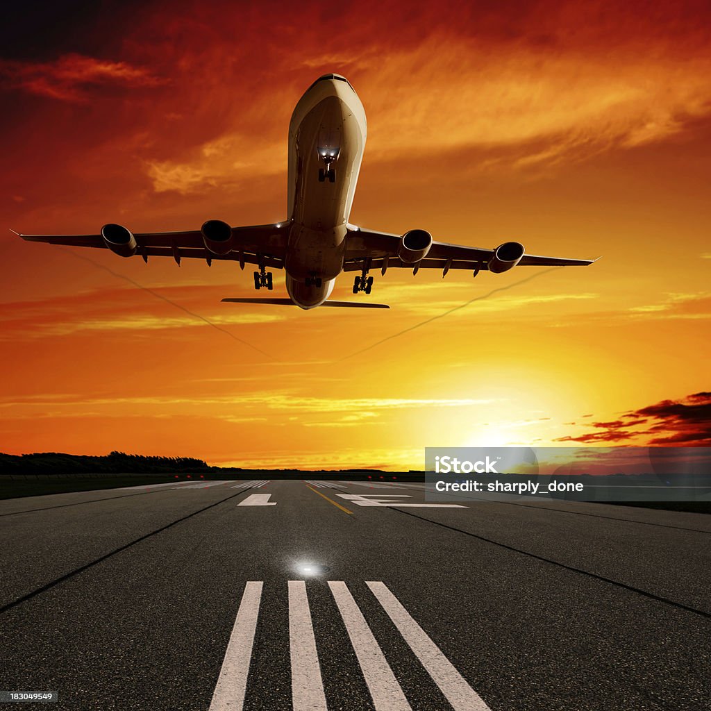 XL jet-Flugzeug Landung bei Sonnenuntergang - Lizenzfrei Abenddämmerung Stock-Foto