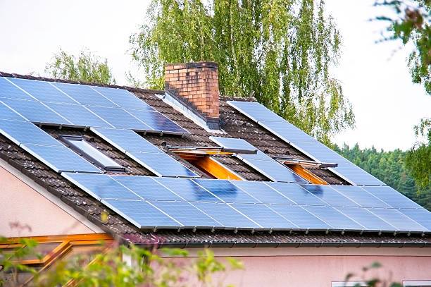 energia słoneczna-dom-nachhaltige energieerzeugung - alternative engery zdjęcia i obrazy z banku zdjęć