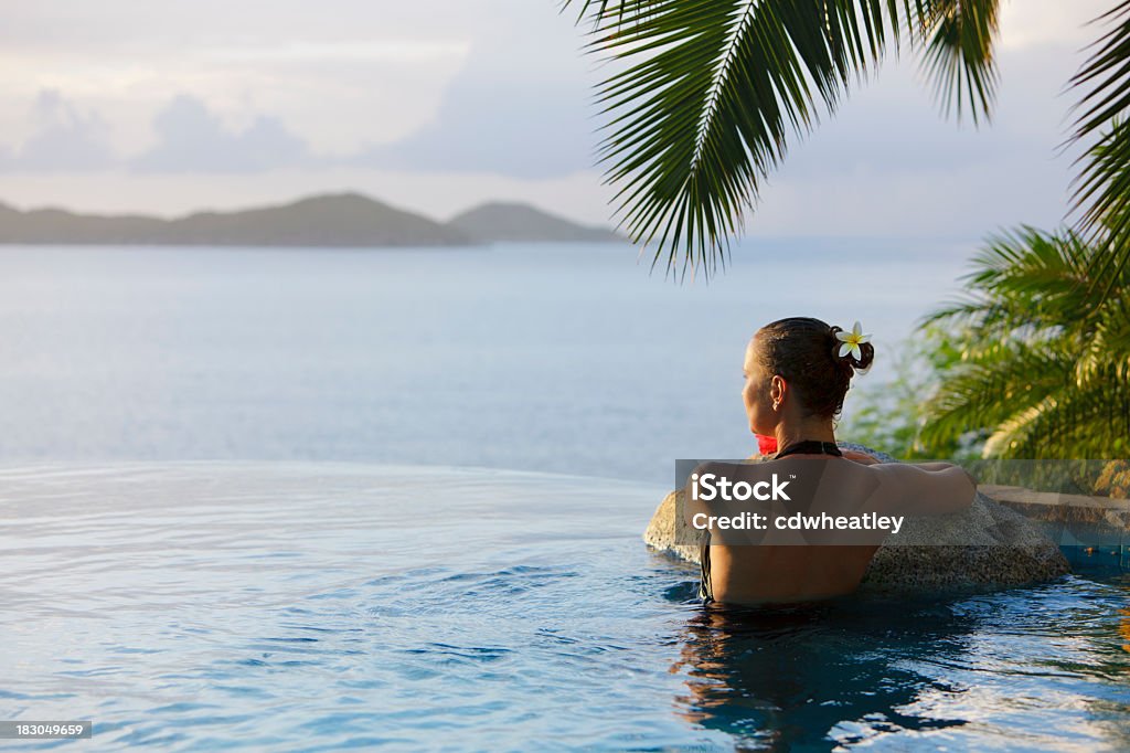 Kobieta w basenie przelewowym z jacuzzi w Hotel spa - Zbiór zdjęć royalty-free (Karaiby)