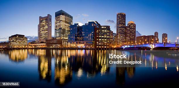 Rowes Wharf Boston Skyline Der Stadt In Den Usa Stockfoto und mehr Bilder von Boston - Boston, Nacht, Stadtsilhouette