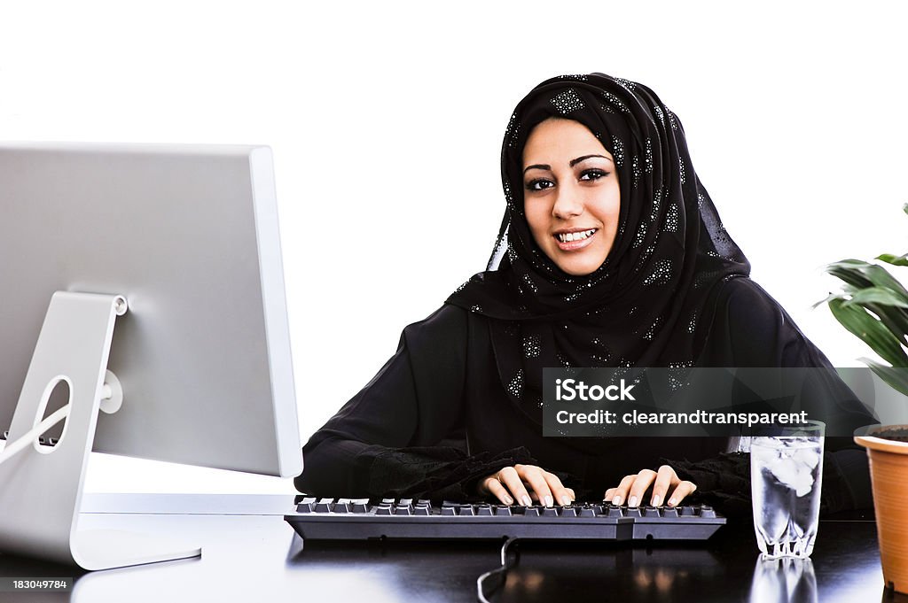 Feliz Chica árabe trabajando en su escritorio - Foto de stock de Abaya - Vestimenta libre de derechos