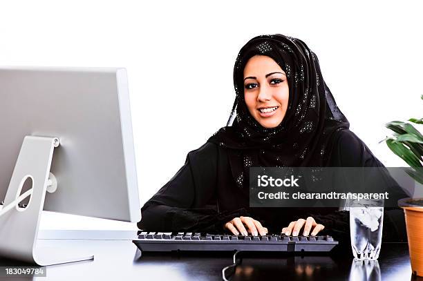 ハッピーなアラビアの女の子の彼女のワークデスク - 1人のストックフォトや画像を多数ご用意 - 1人, 30代の女性, アバヤ