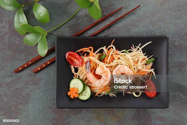 Tailandês Salada Verde Papaia - Fotografias de stock e mais imagens de Prato Quadrado - Prato Quadrado, Comida, Papaia