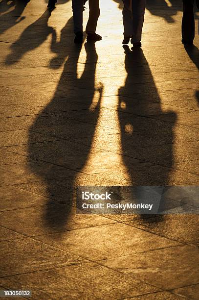 Foto de Longas Sombras Caminhada Para O Sol Dourado e mais fotos de stock de Adulto - Adulto, Andar, Cidade