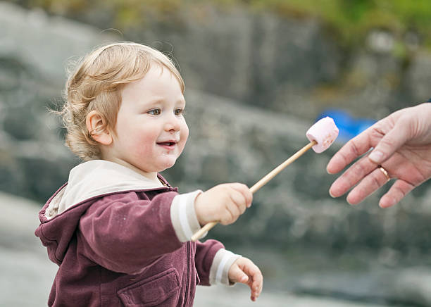 Pequeno menino com marshmallow - foto de acervo