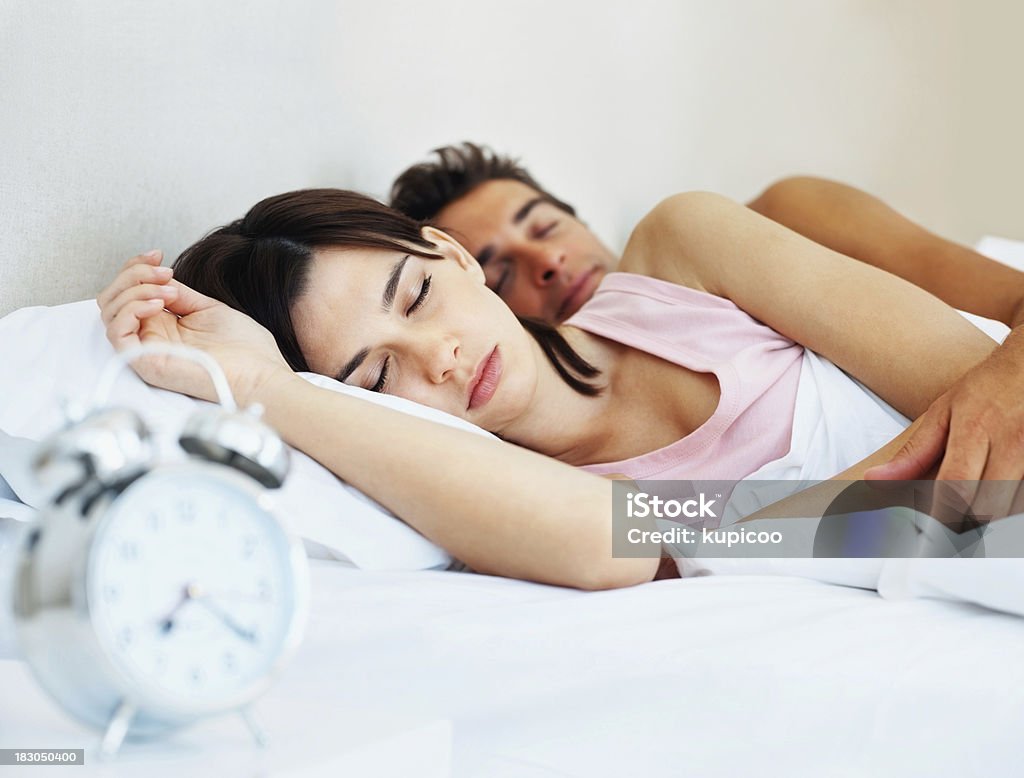 Süßes junge Paar Schlafen zusammen im Bett zu Hause fühlen - Lizenzfrei Paar - Partnerschaft Stock-Foto
