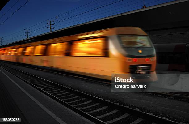 Nachtexpress Stockfoto und mehr Bilder von Bahngleis - Bahngleis, Bahnhof, Bahnsteig