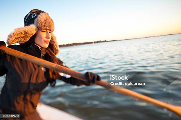 Mujer Joven En Un Barco De Remos En Invierno Foto de stock y más banco de imágenes de 20 a 29 años - 20 a 29 años, Actividades recreativas, Adulto